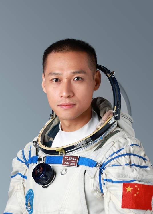 江新林（中国人民解放军航天员大队四级航天员，神舟十七号航天员，空军中校，英雄航天员，航天功勋奖章获得者）