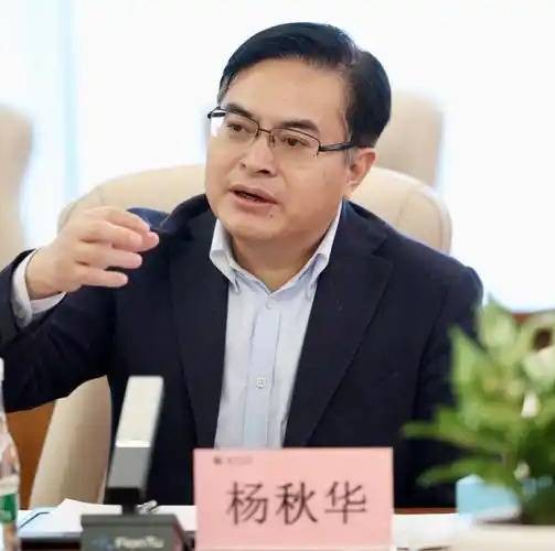 杨秋华(上海医药集团股份有限公司董事长、执行董事)