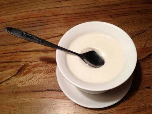 酸奶（以牛奶为原料的一种牛奶制品）
