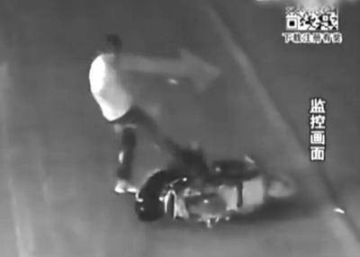 路怒男猛踹骑车女事件