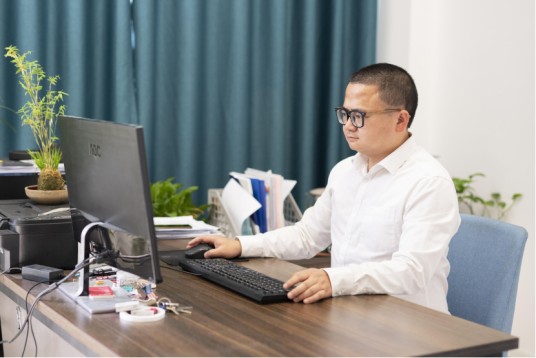 罗俊(景德镇陶瓷大学副教授)