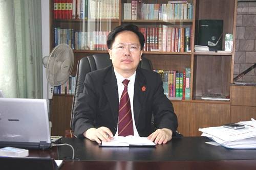 肖新平（湖南省长沙市中级人民法院原党组书记、院长）