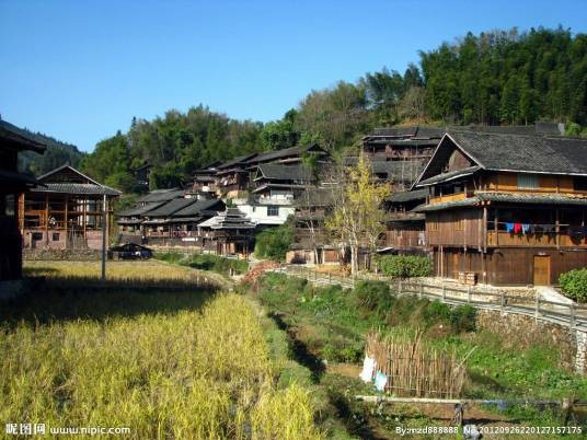 热水自然村（云南省丽江市玉龙纳西族自治县龙蟠乡鲁南村辖自然村）