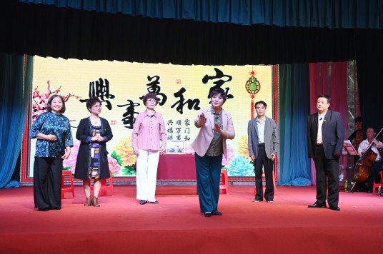 风雨彩虹（西安市雁塔区编排的眉户现代戏）